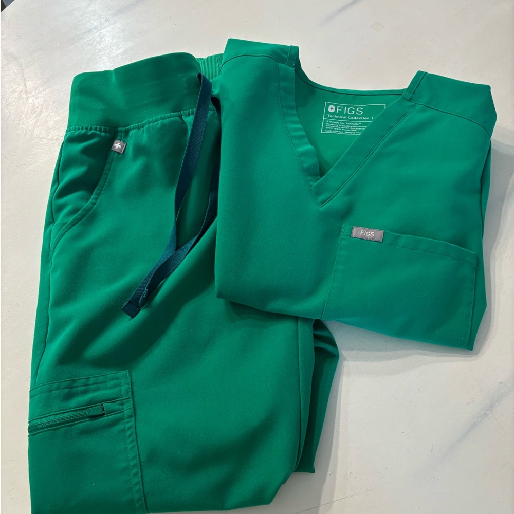 Figs Evergreen Scrub Set